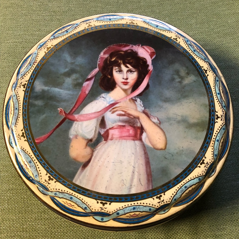 🦋Vintage Peek Frean Cookie Tin